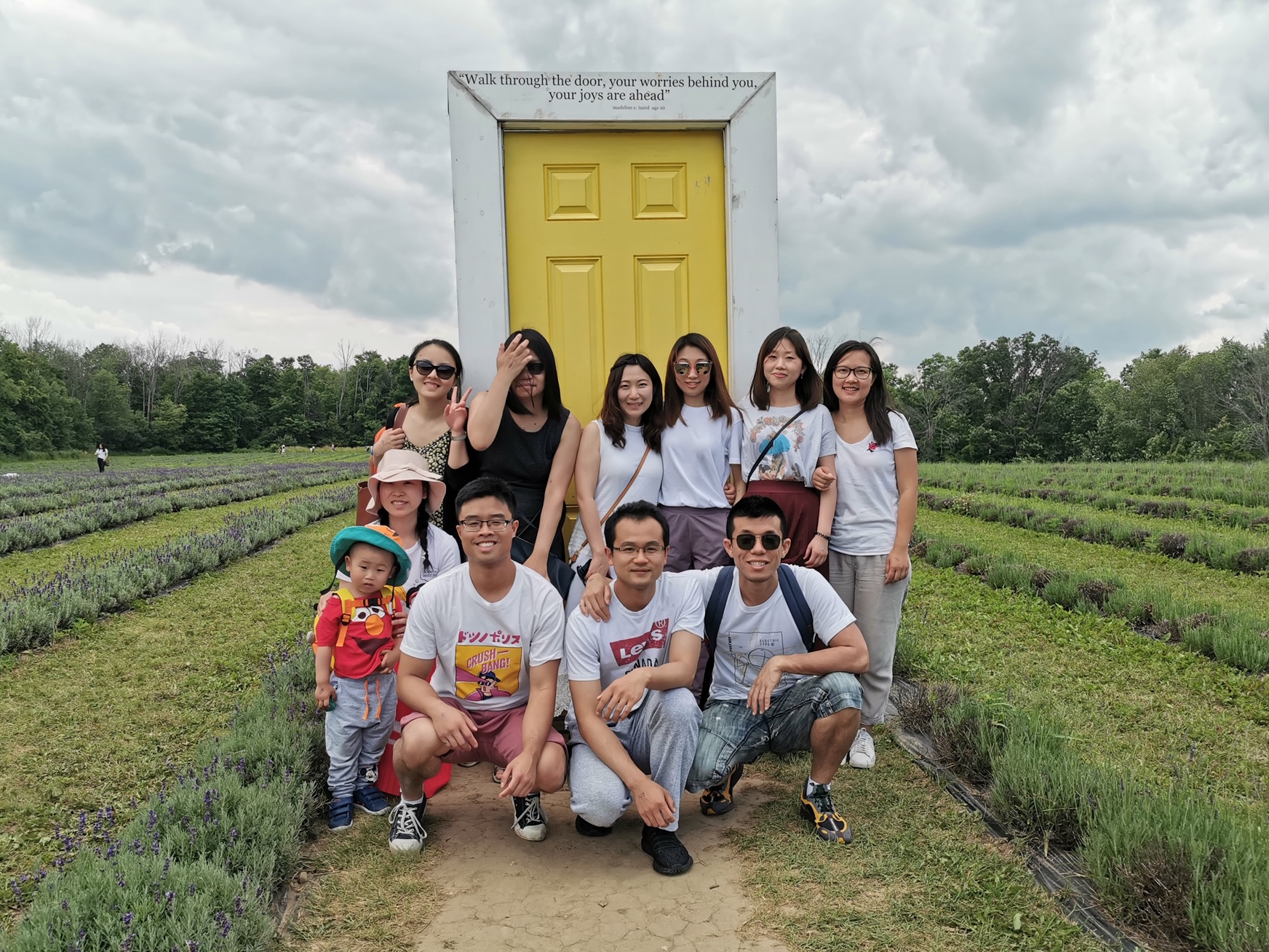 偶尔和朋友们一起出去玩，但是当看到他们成双成对，心里总是有一些落寞