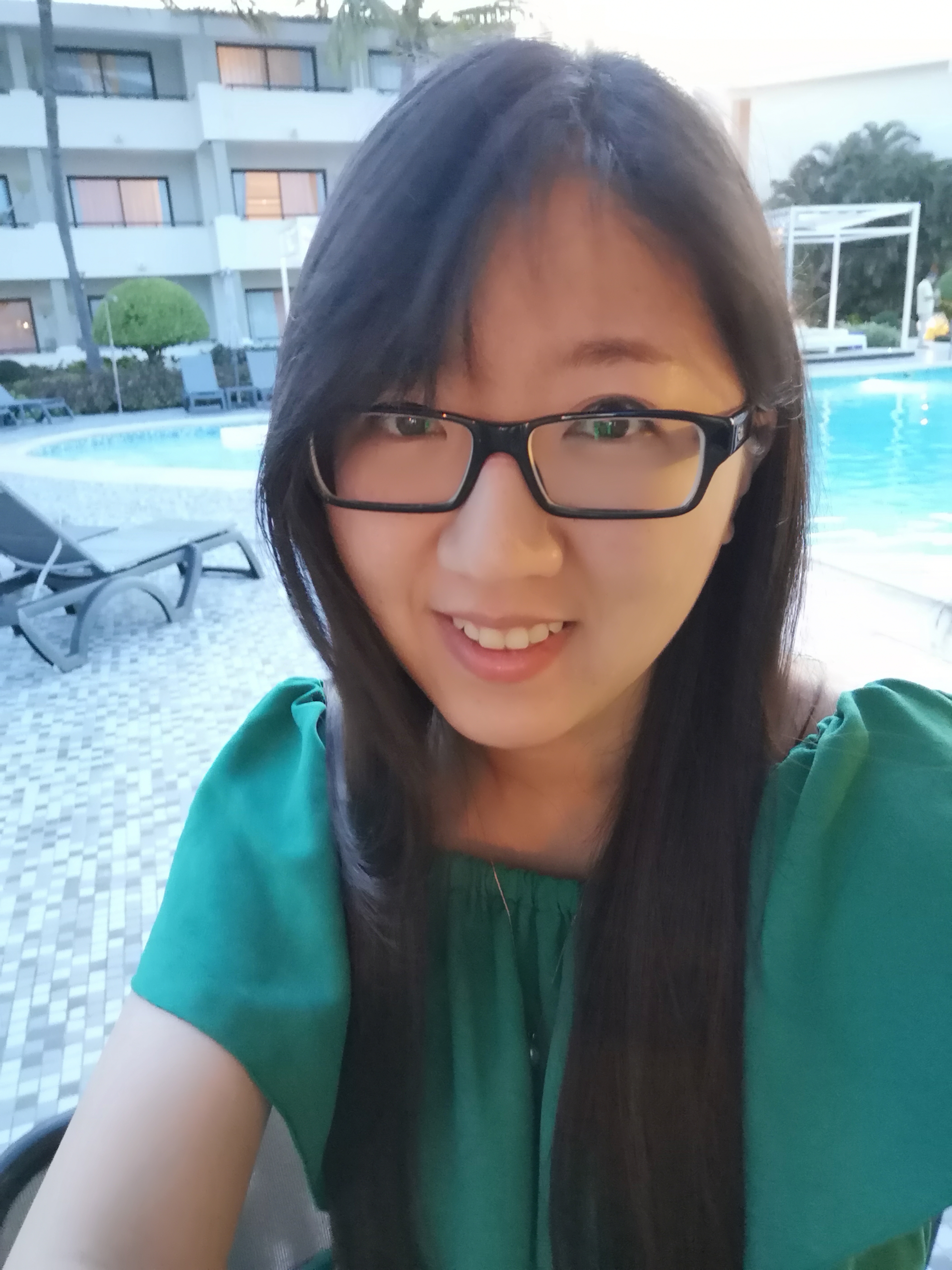 她活泼可爱，天真烂漫